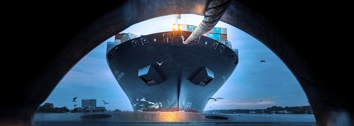 Containerschiff im Schlepptau