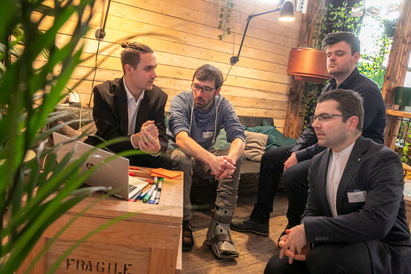 Neutrale Schnitstelle Menschen im Gespräch